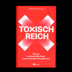 Red book cover by Sebastian Klein titled 'Toxisch Reich' with white diamond shapes and subtitle about why the extreme right endangers democracy (publisher oekom).